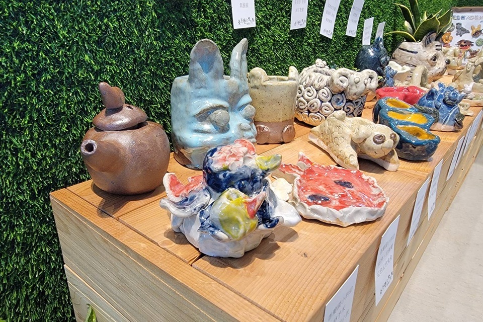 臺東縣藝起樂陶陶師生創作聯展，自參與計畫的50所國中小及幼兒園選出250件作品，創作主題豐富。