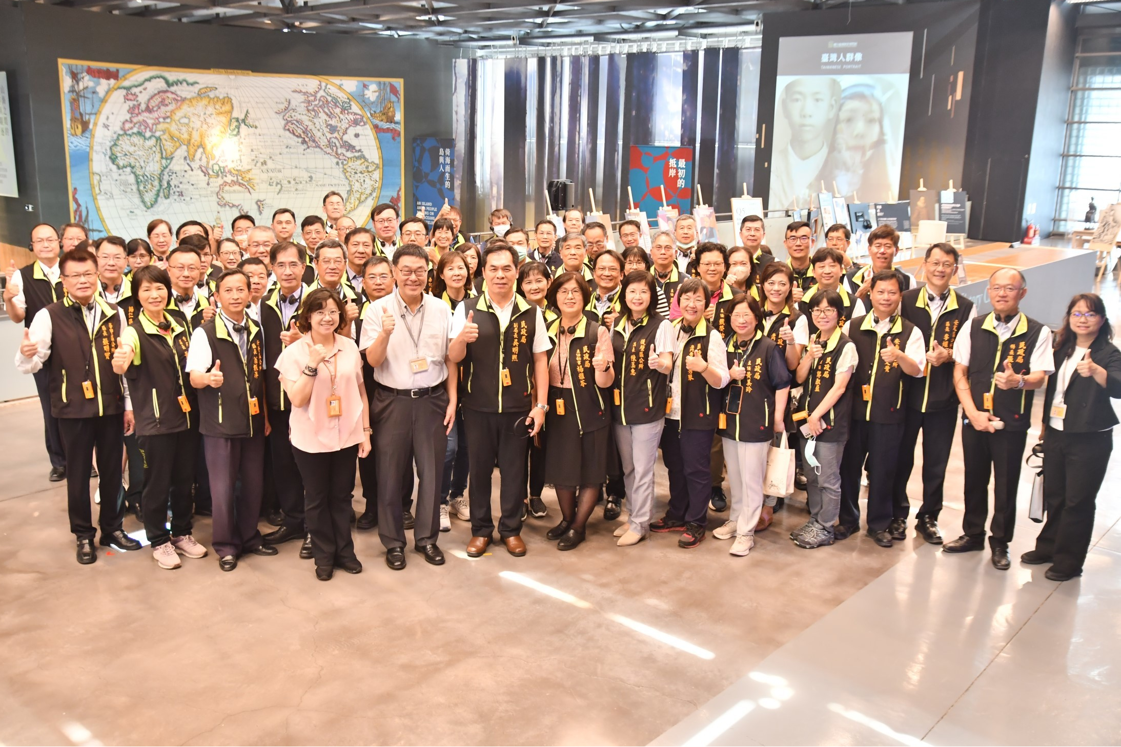 臺史博張隆志館長（前排左2）宣布「我市臺灣通：臺南人專案」，自5月18日起至5月31日止臺南市民及師生免費參觀臺史博。