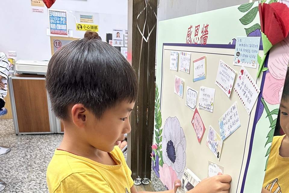 臺東戶政事務所設置感恩牆，讓洽公民眾在小卡片寫下對母親或伴侶、親朋好友的感謝話語，表達心意。