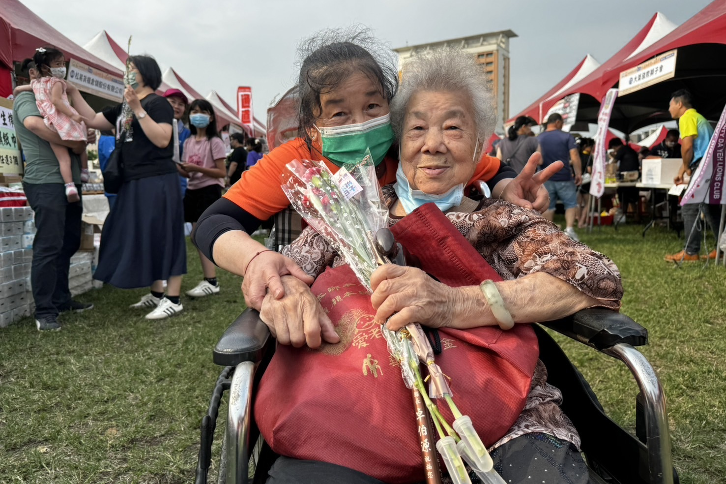 92歲獨居阿鸞阿嬤睽違20年終於又逛夜市好開心(圖片來源：弘道基金會提供)