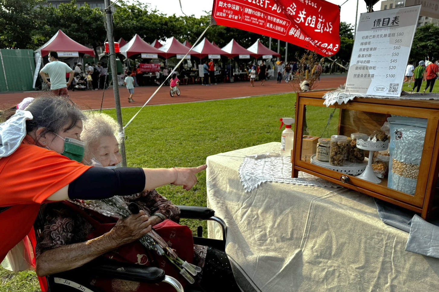 獨居長輩在志工的陪伴下逛夜市(圖片來源：弘道基金會提供)