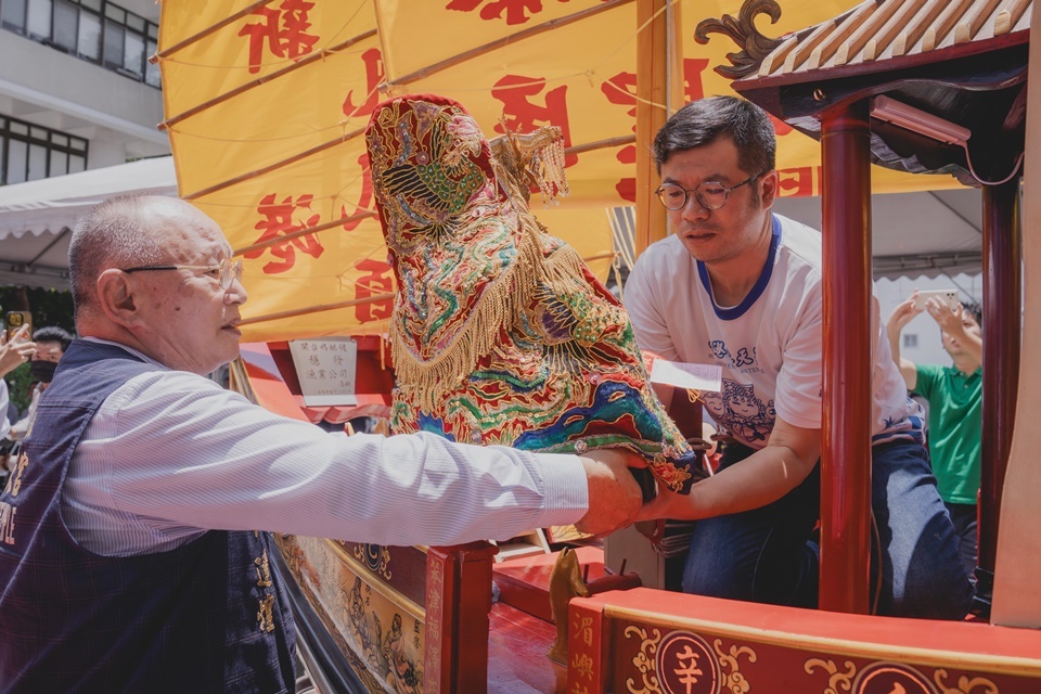 新港奉天宮董事長何達煌將媽祖請上開台媽祖號。(綠島鄉公所提供)
