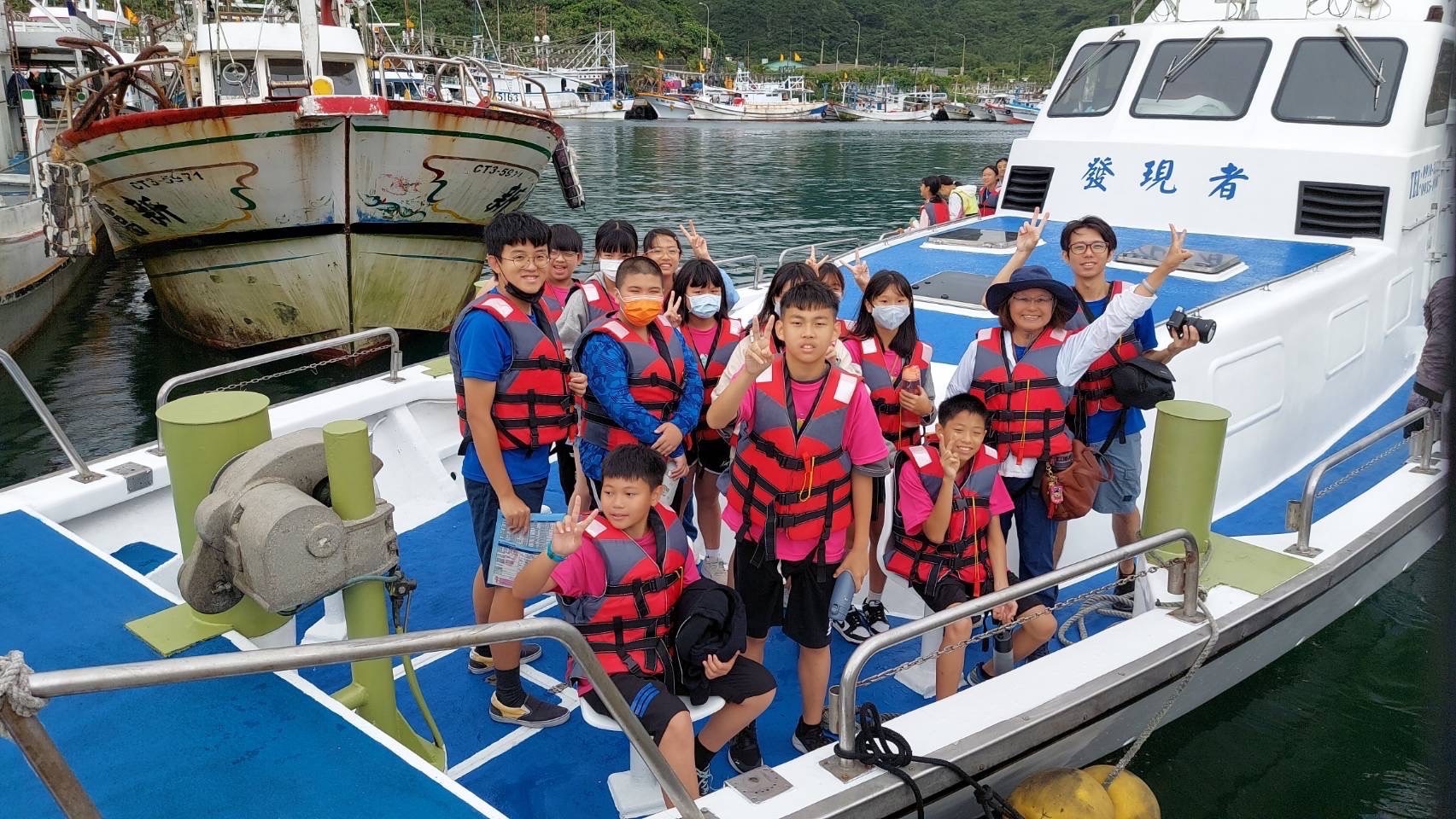 萬里教育志工協會辦認識家鄉活動 讓學童搭遊艇從海上看家鄉
