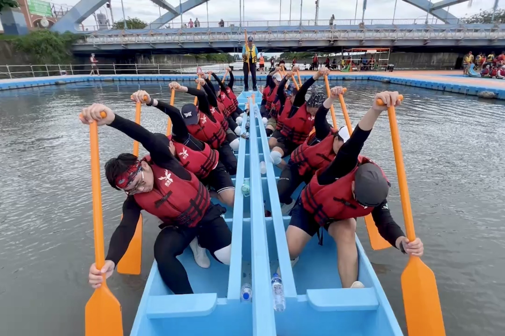 划龍舟是一項激烈運動因此身體各部位的暖身很重要(圖片來源：秀傳醫院提供)