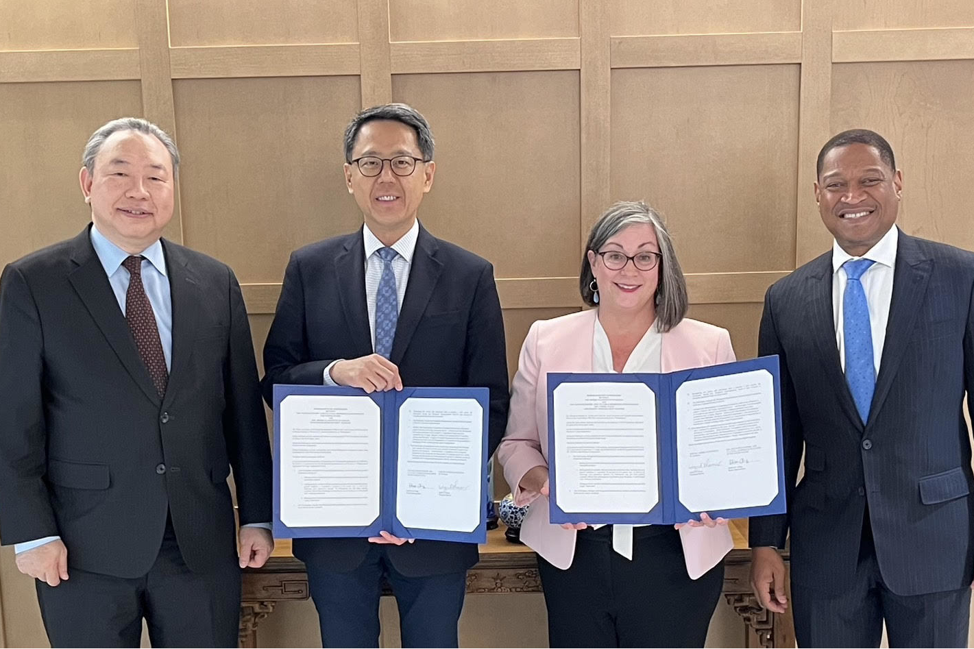 我國駐美國代表姜公使森與美國在台協會(AIT)執行理事藍鶯(Ingrid Larson)於雙方簽署儀式後合。(農業部提供)