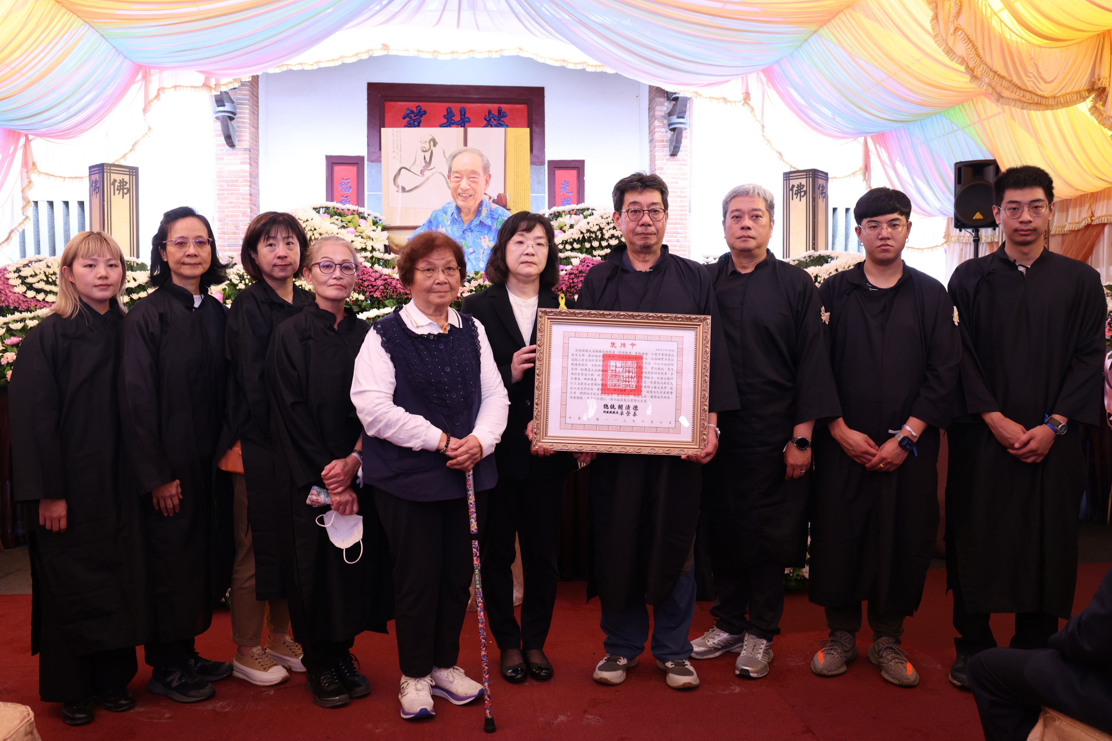 文化部常務次長徐宜君（右5）出席桃園大溪鎮前鎮長林熺達告別式，並代表頒贈總統褒揚令。(文化部提供)