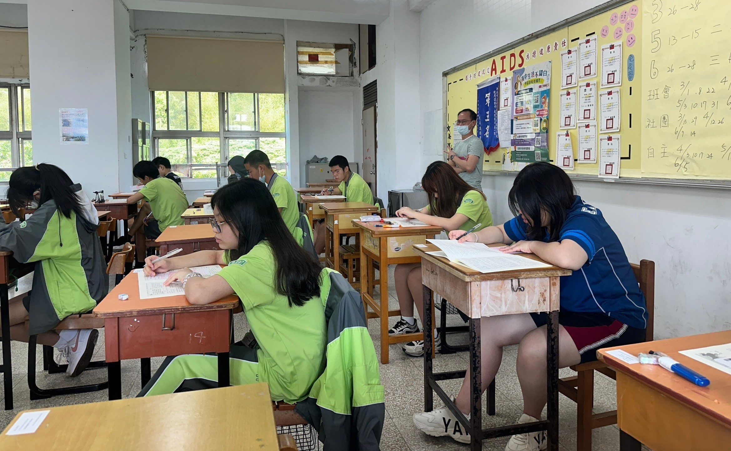 新北公立高中職優先免試入學放榜-國中教育會考資料照(安康高中考場)