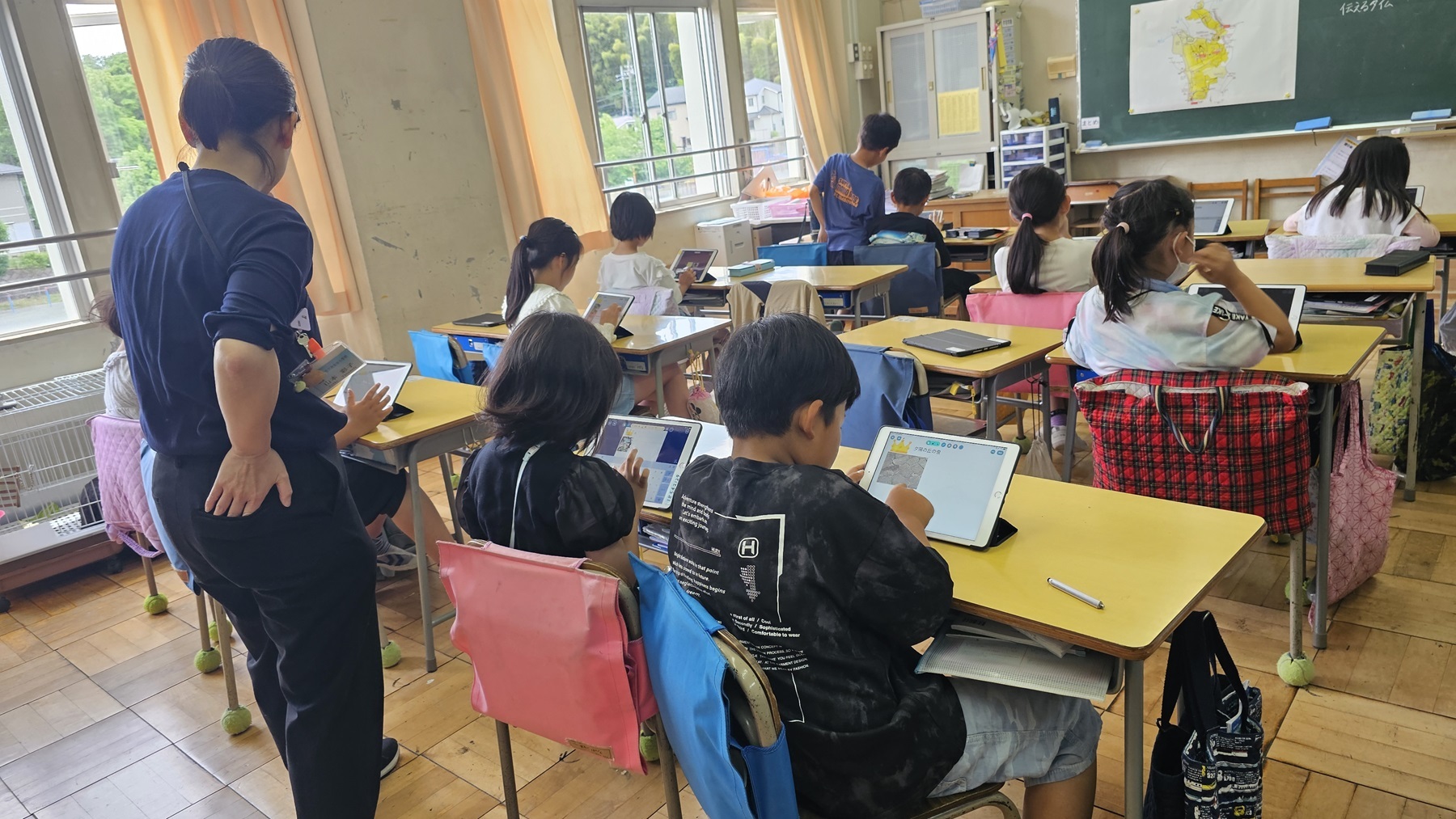 多摩市連光寺小學使用平板電腦進行ESD教學 (教育部提供)