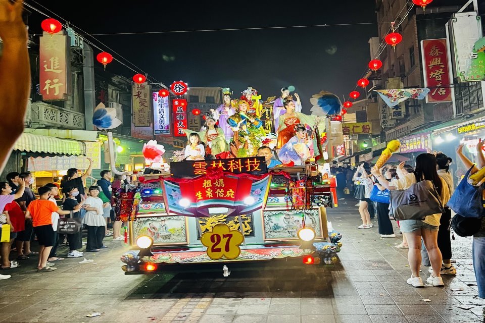 媽祖遶境第五天，雲科大藝閣車閃耀登場