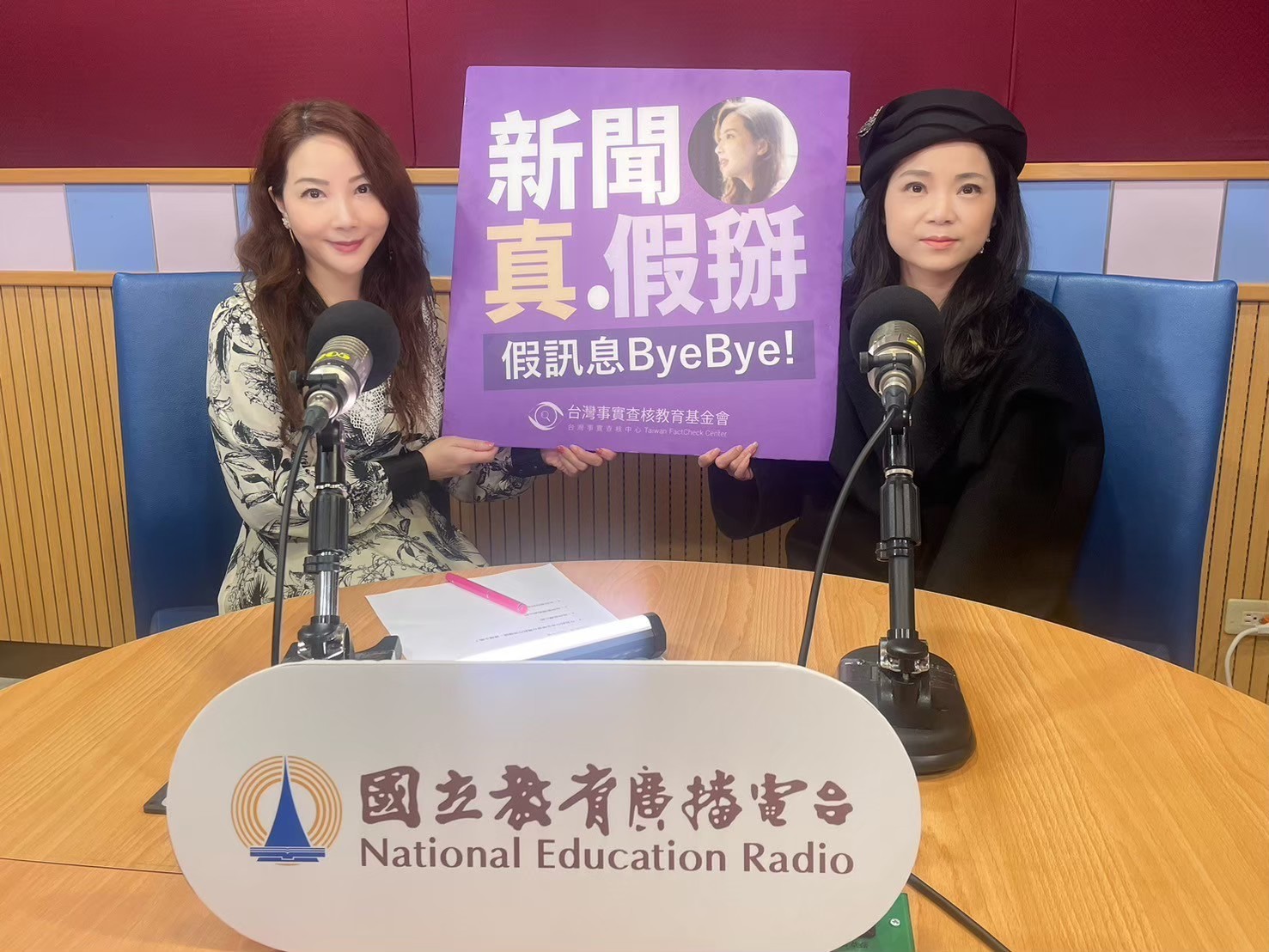 圖說：作家上官亂接受國立教育廣播電台節目及Podcast節目《新聞真假掰》主持人黃兆徽專訪。