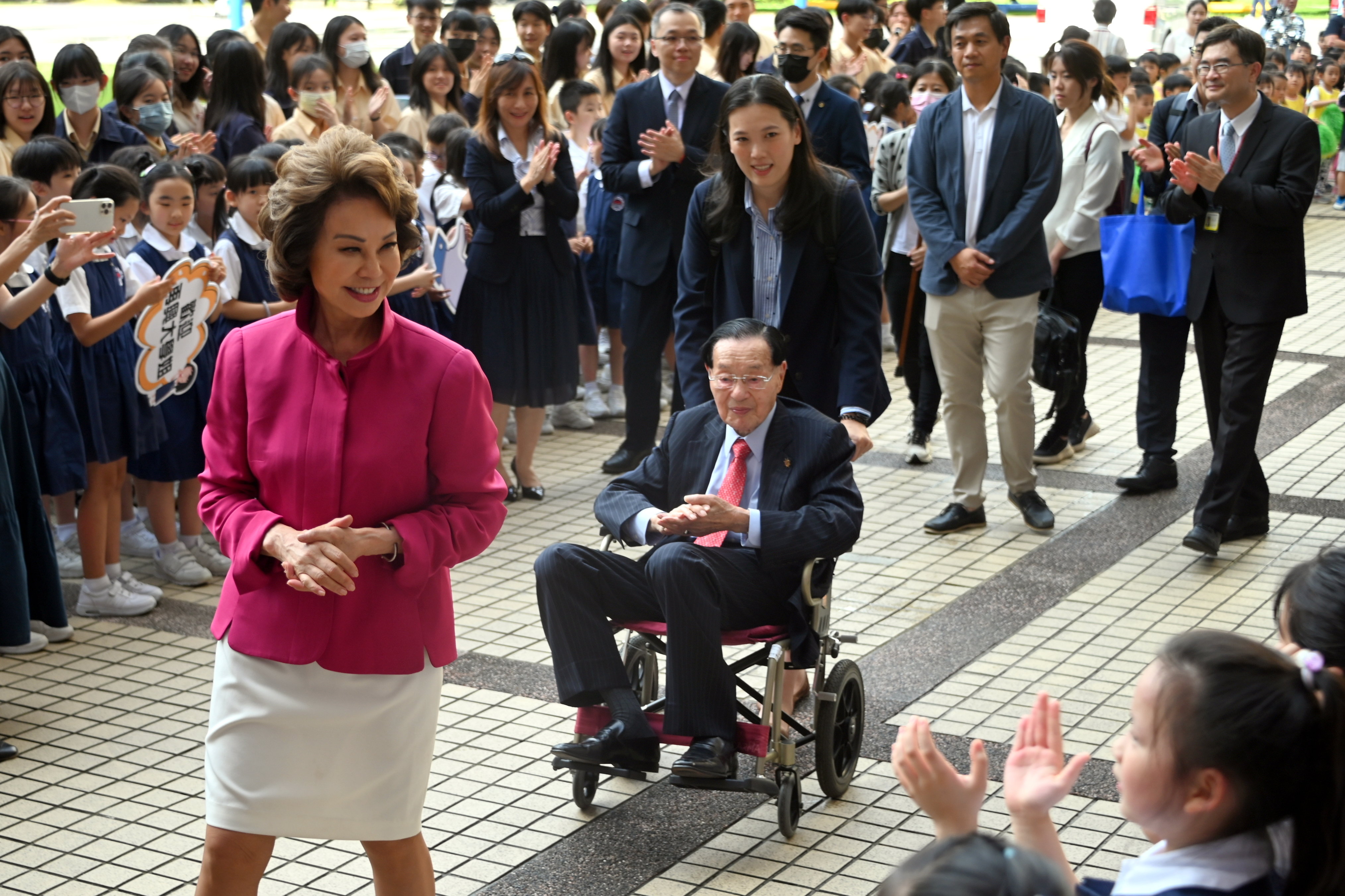 美國首位亞裔女性部長趙小蘭女士和父親趙錫成博士返回再興母校，獲熱烈歡迎