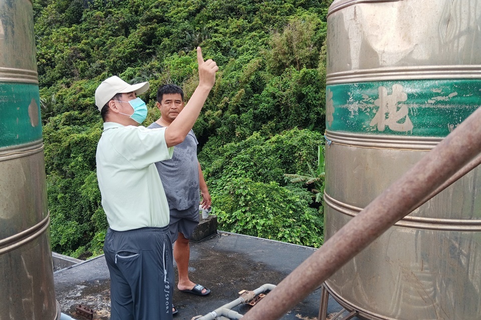 為進一步提升離島民眾飲用水安全，臺東縣環保局今年度將針對綠島鄉及蘭嶼鄉共30處公私場所蓄水池、水塔和飲用水設備推動現地體檢輔導作業。