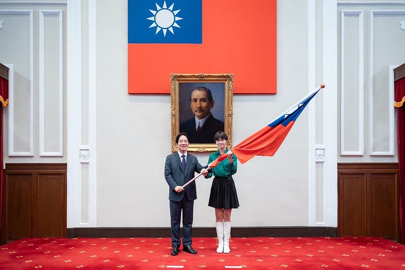 賴清德總統授旗，由國旗官黃子甯同學代表接受(總統府提供)