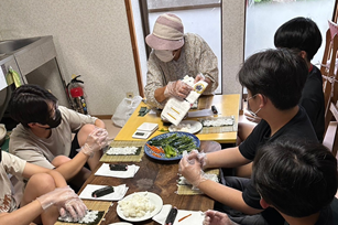 學生學習製作花壽司