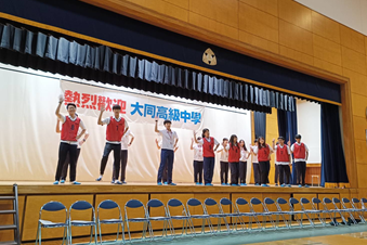 大同學生與狛江高校師生一起跳健康操