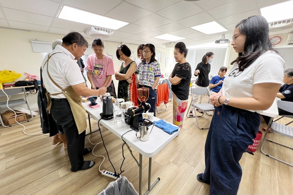 臺東縣婦女福利服務中心針對中高齡婦女開設咖啡團體課程，陪伴進入「第三人生」階段的婦女們與社會共生、滿足追求對生命有意義的退休方式。