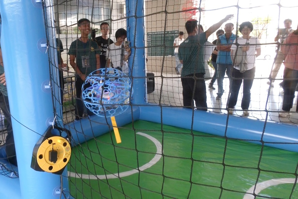 池上國中「智慧控制教育培訓基地」揭牌儀式上演無人機足球賽，2隊學生展開激烈空中攻防，精準操控，展現訓練成果。