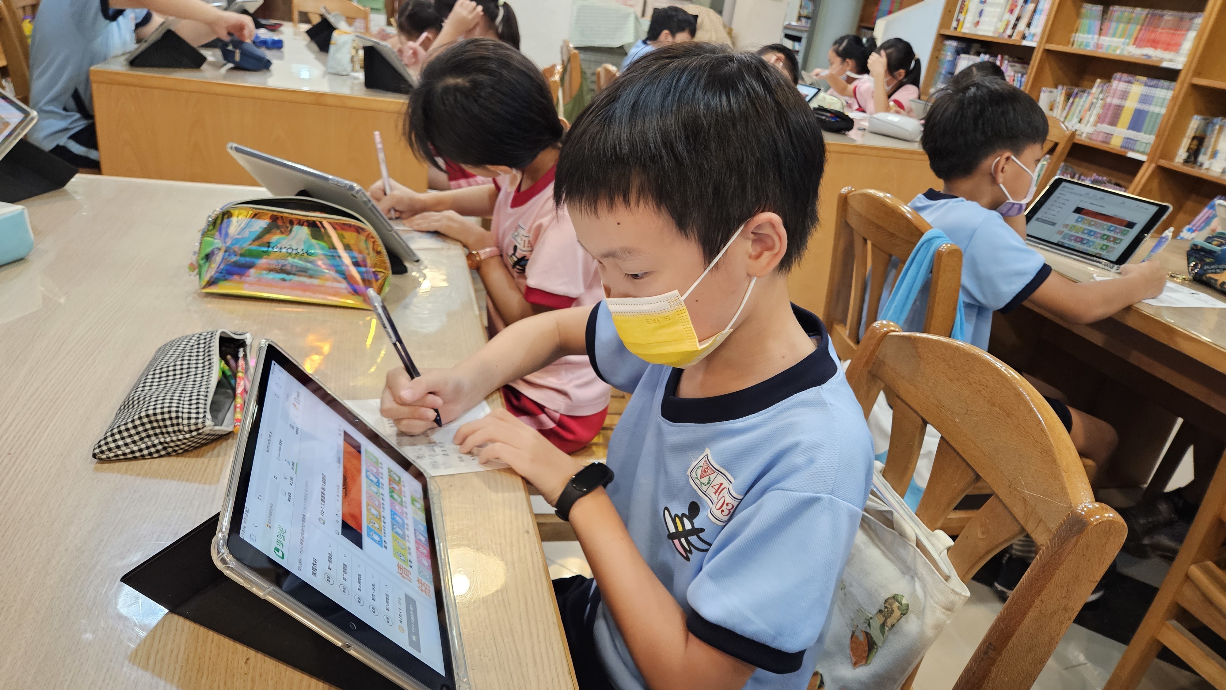 大豐國小-學生運用平板進行自主學習