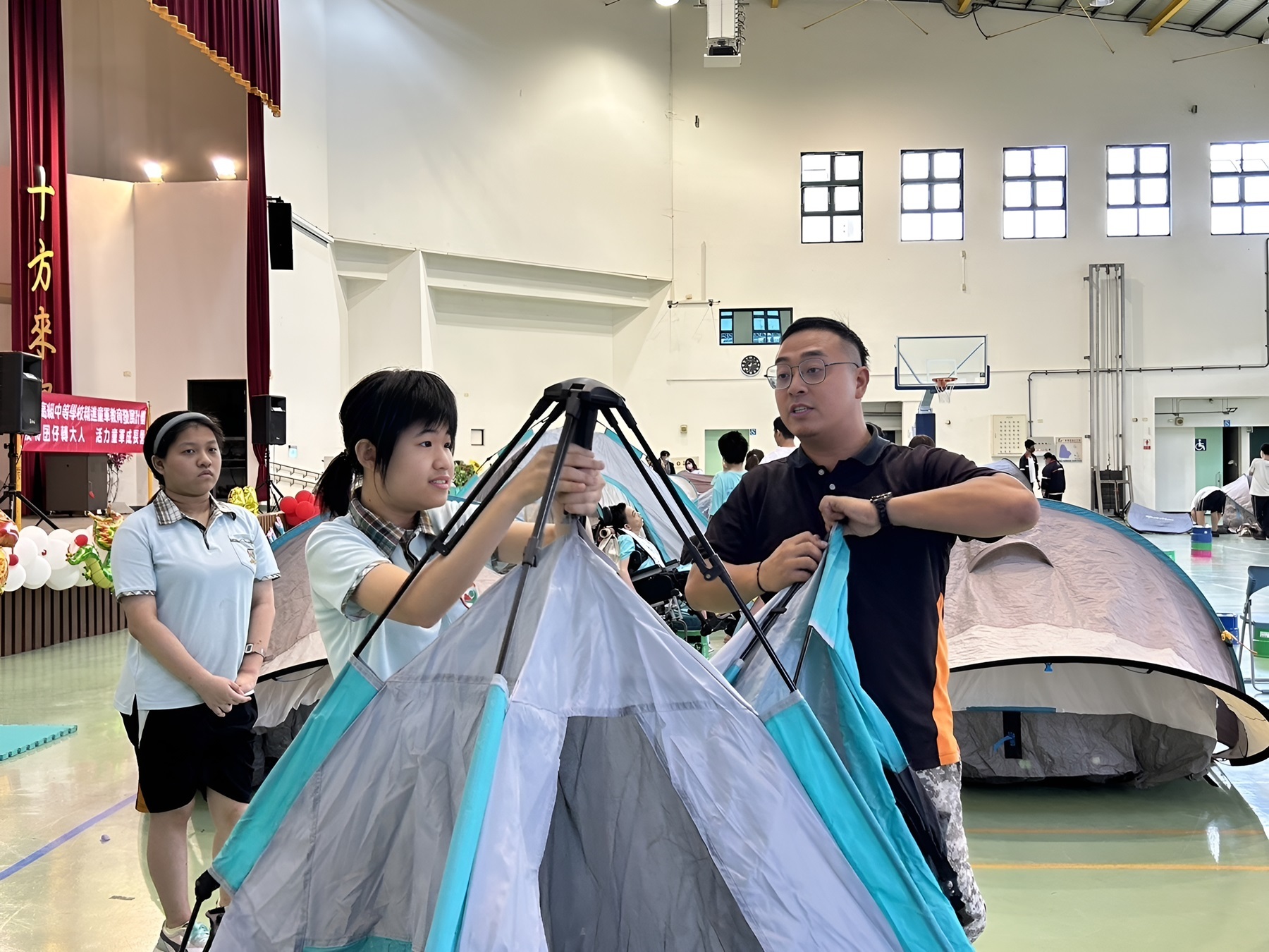 學生學習搭帳篷 (教育部提供)