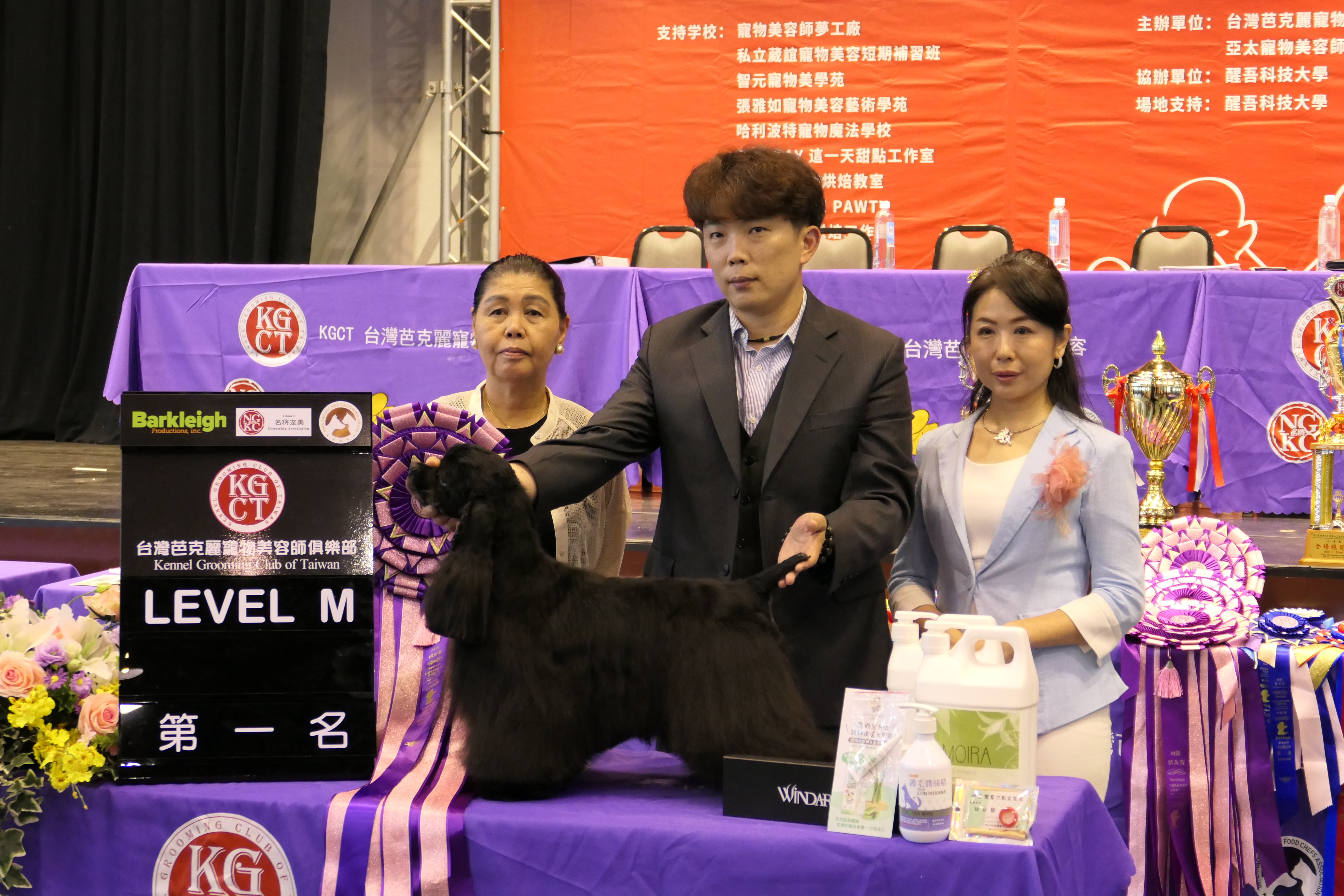 寵物美容M級精英賽冠軍莫明峰(中)在寵物美容領域多年 ，修剪手法精巧 (醒吾提供)