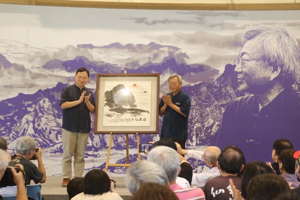 副縣長王志輝(左)出席「水墨行路-林永發七十畫展」開幕典禮，並接受贈畫典藏。