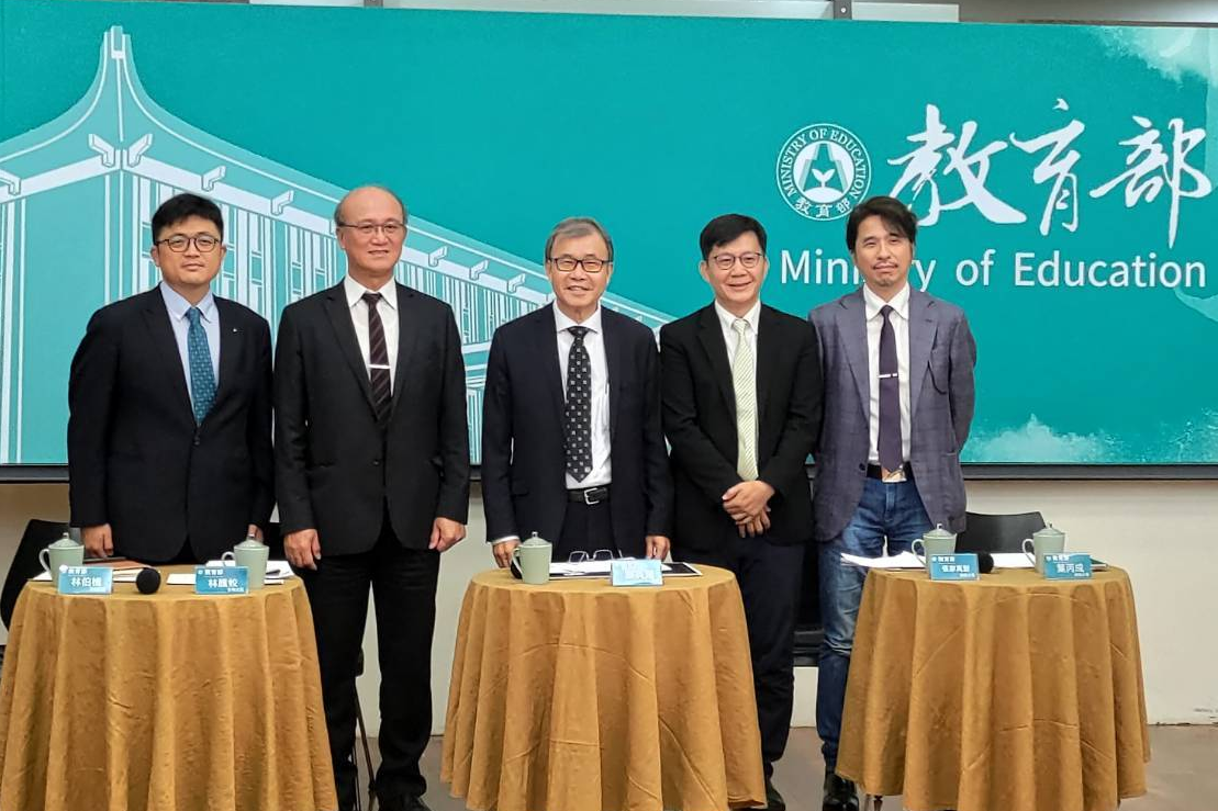 教育部新團隊  最左為教育部主任秘書林伯樵