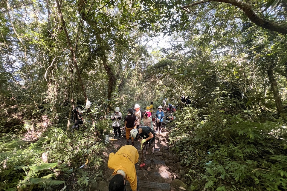 林業及自然保育署臺東分署與臺東社區大學、臺灣千里步道協會合作，於都蘭山步道舉辦第2期「步道學入門課」手作步道戶外實作體驗，有近40名熱愛自然步道的夥伴參與。