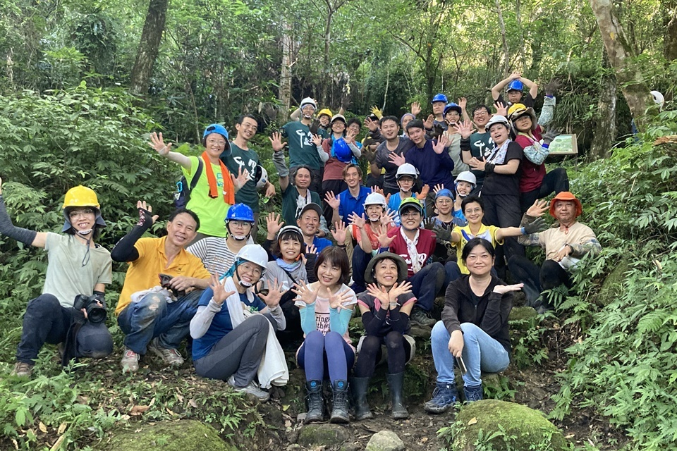 林業及自然保育署臺東分署與臺東社區大學、臺灣千里步道協會合作，於都蘭山步道舉辦第2期「步道學入門課」手作步道戶外實作體驗，有近40名熱愛自然步道的夥伴參與。