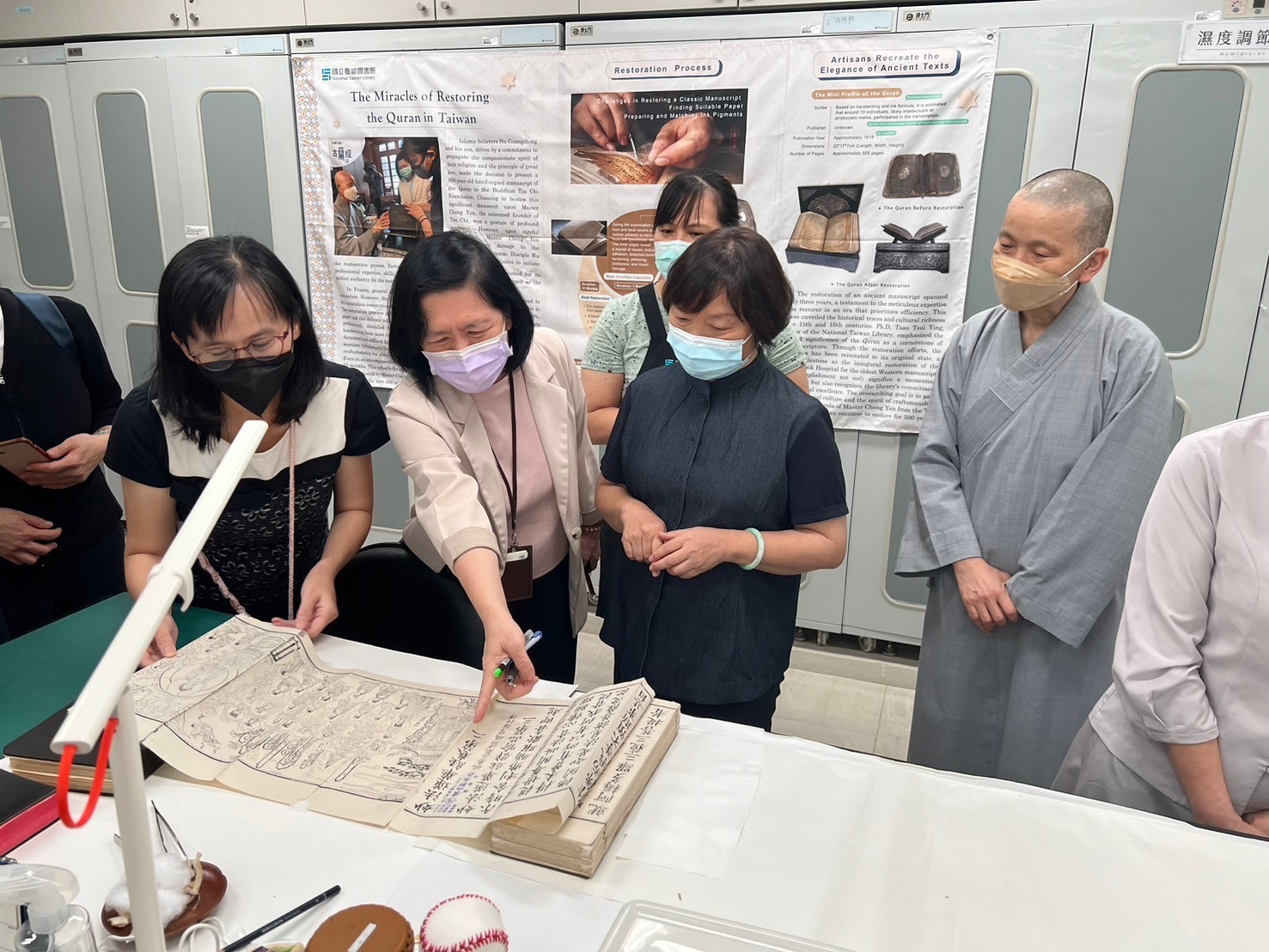 國臺圖曹翠英館長(左二)介紹該館圖書修復《法華經》作業。(國臺圖提供)