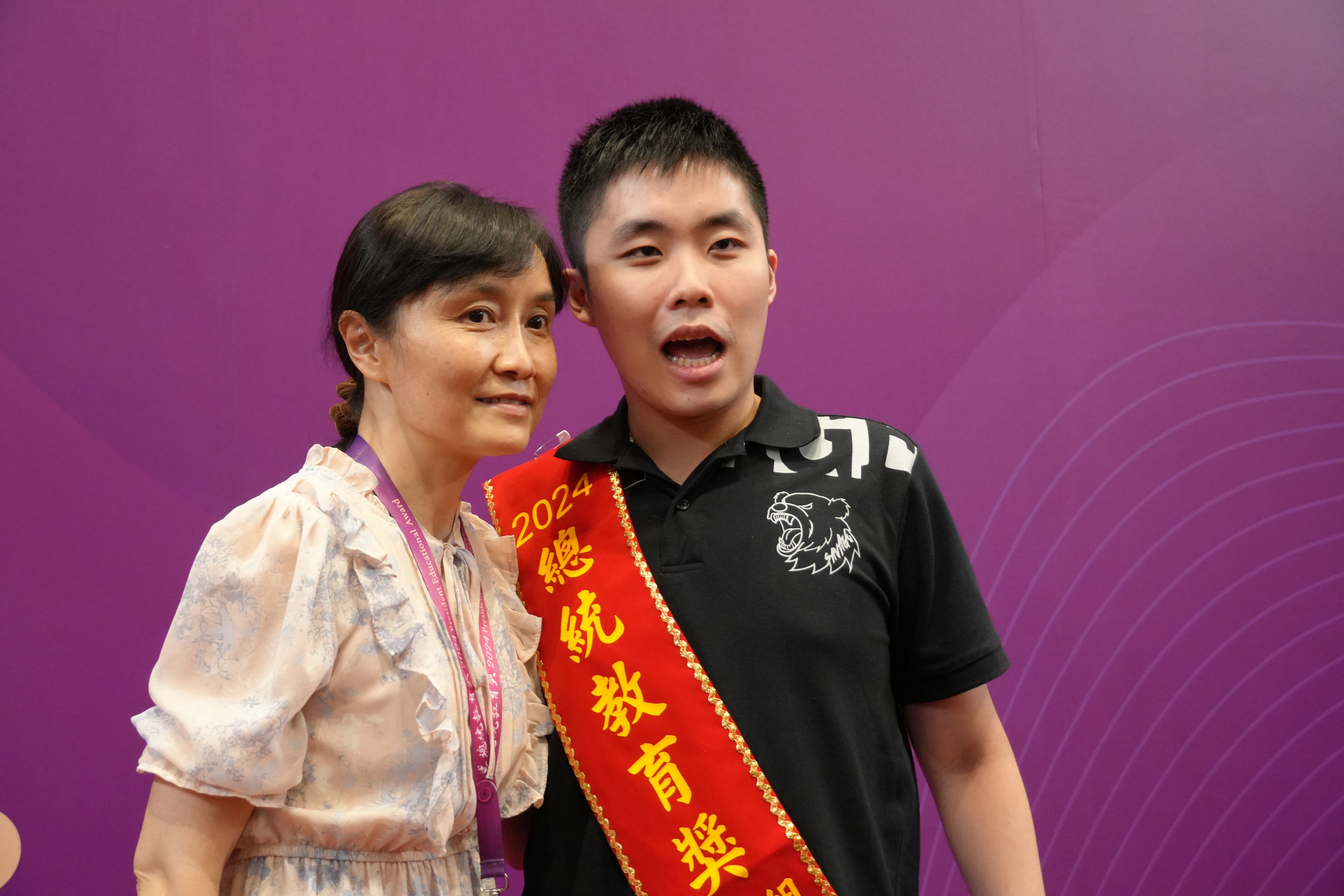 游高晏再次獲得總統教育獎的肯定，媽媽唐雅婷陪同出席領獎。