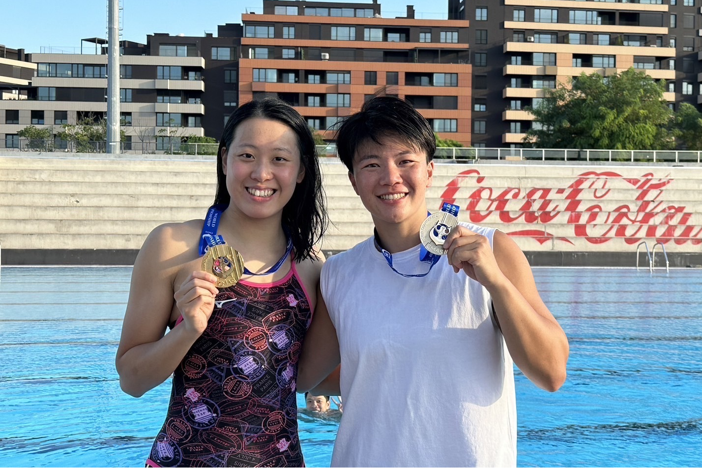 我國蹼泳好手黃渼茜（左）及何品莉選手分別在第23屆世界蹼泳錦標賽獲得金牌及銀牌。(體育署提供)