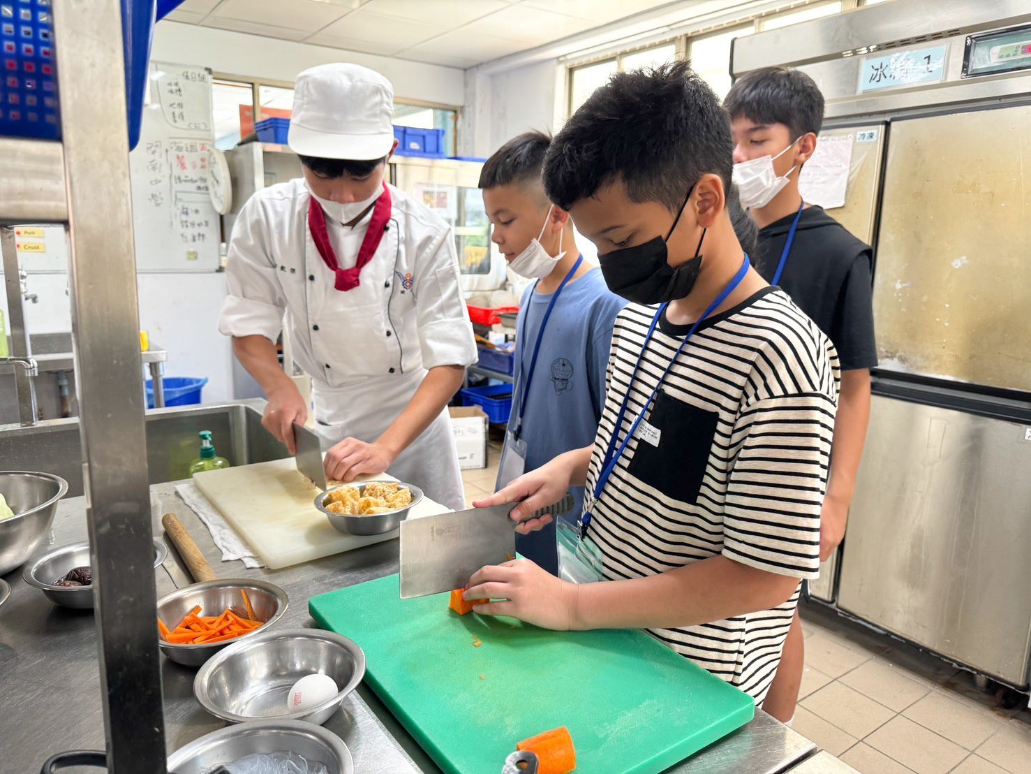 學員參訪開南高中餐飲科，體驗製作料理