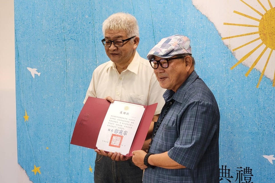 臺東大學主任秘書程友文(左)將感謝狀頒予捐贈者程正德(右)。