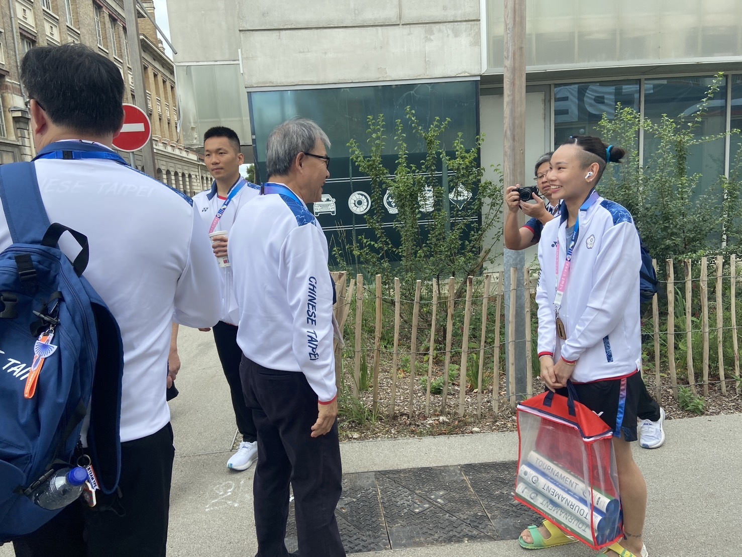 教育部鄭英耀部長（中）為臺灣羽球選手戴資穎（右）加油打氣。(教育部體育署提供)