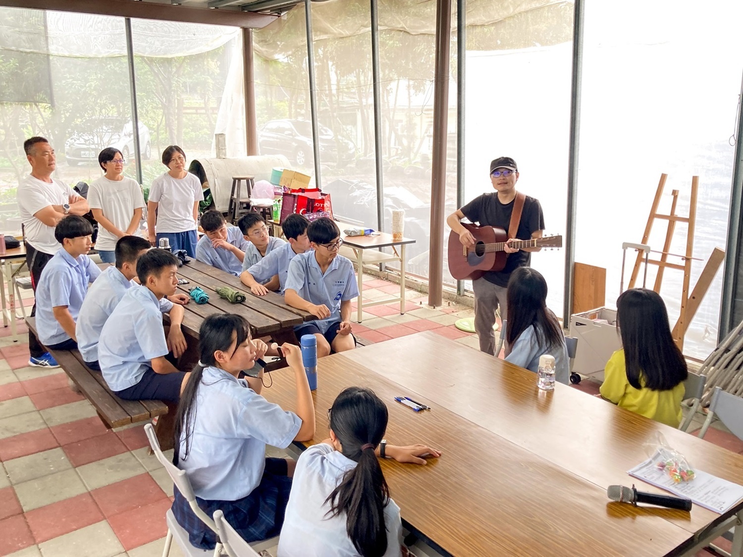 歌手黃瑋傑帶著石岡國中學生進行歌曲創作 (教育部提供)