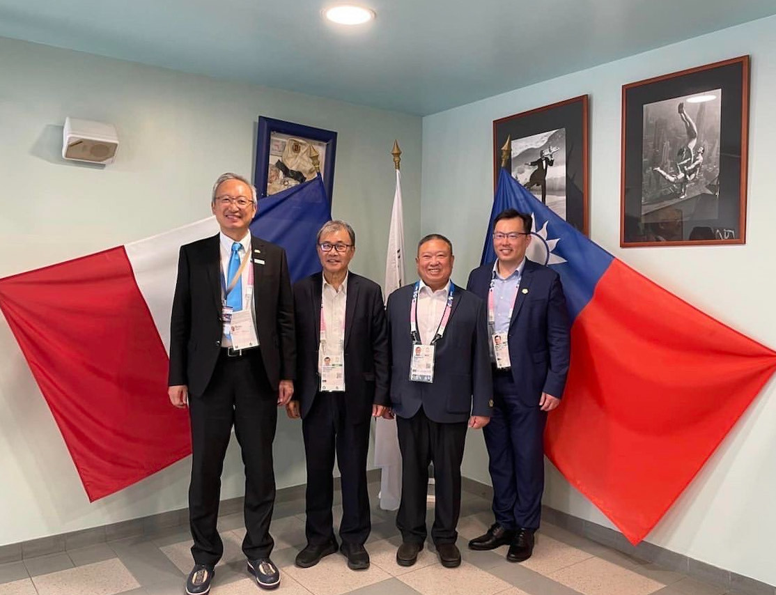 （由左至右)代表處吳志中大使、鄭英耀部長、林鴻道團長、鄭世忠署長於勒瓦盧瓦市運動中心合影 (體育署提供)