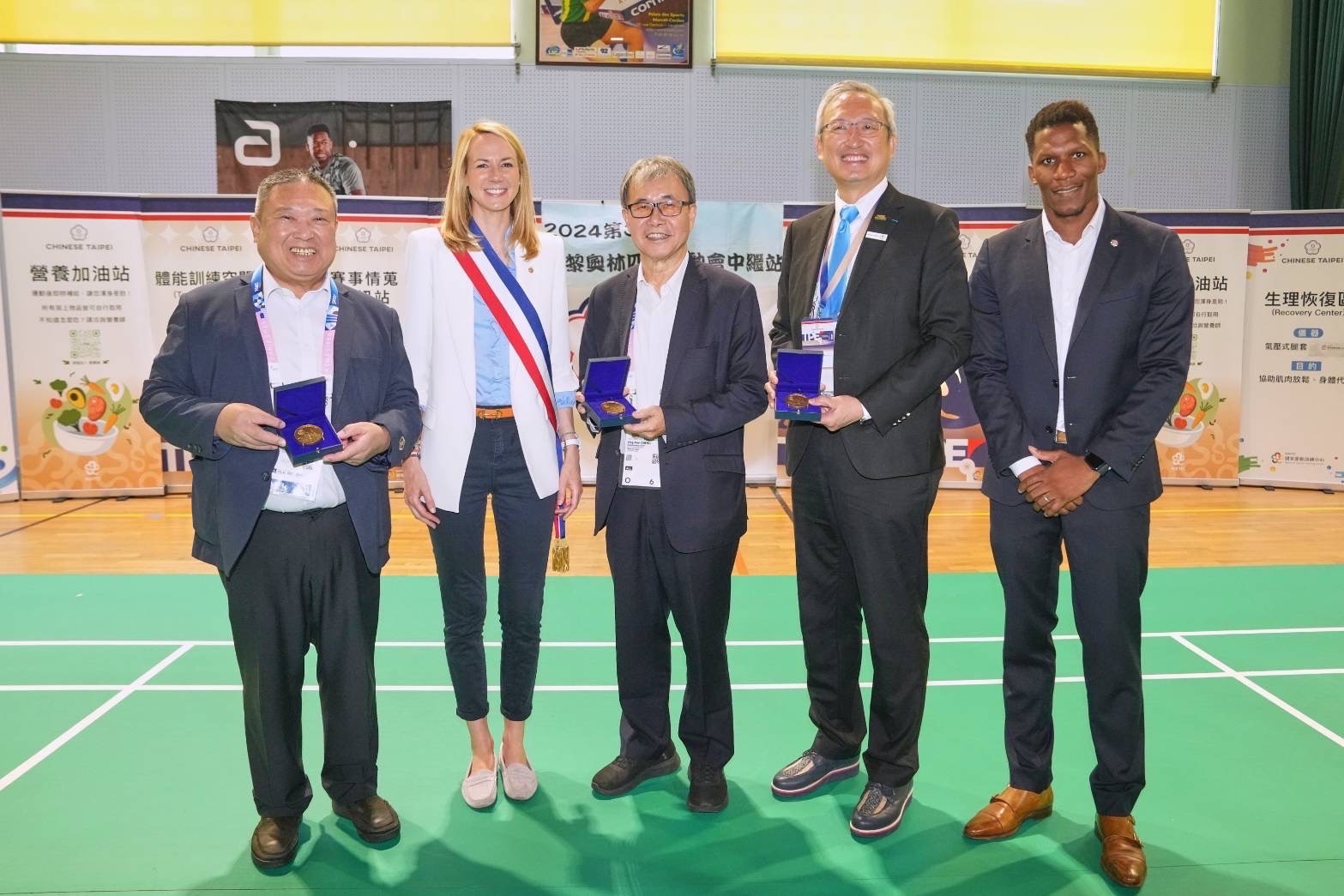 勒瓦盧瓦市市長致贈該市市牌給鄭英耀部長、吳志中大使及林鴻道團長（左起：林鴻道團長、勒瓦盧瓦市市長、鄭英耀部長、代表處吳志中大使、市議員Marley MAKINDU-TANGU） (體育署提供)