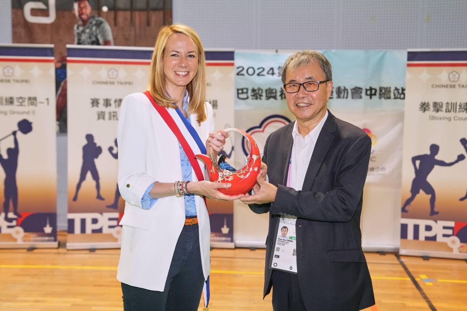 教育部長鄭英耀致贈勒瓦盧瓦市Agnès POTTIER-DUMAS市長法藍瓷藍鵲茶壼，表達謝意 (體育署提供)