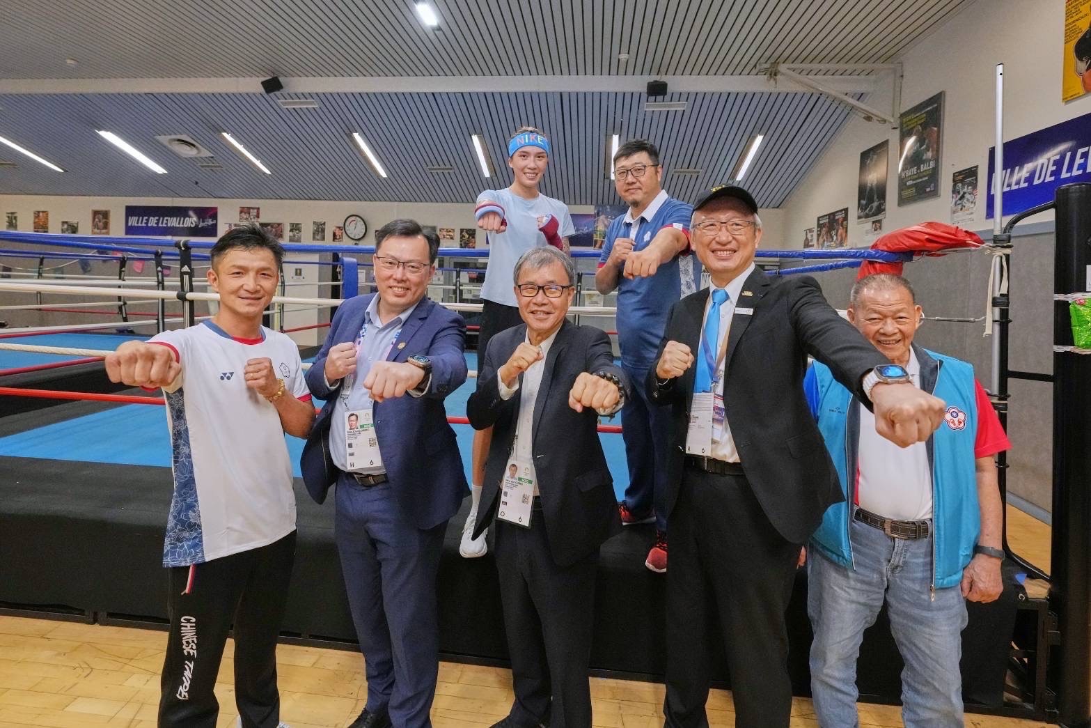 教育部長鄭英耀（前中）、體育署長鄭世忠（前左2）、駐法代表處吳志中大使（前右2）在運動中心中繼站為拳擊代表隊加油 (體育署提供)