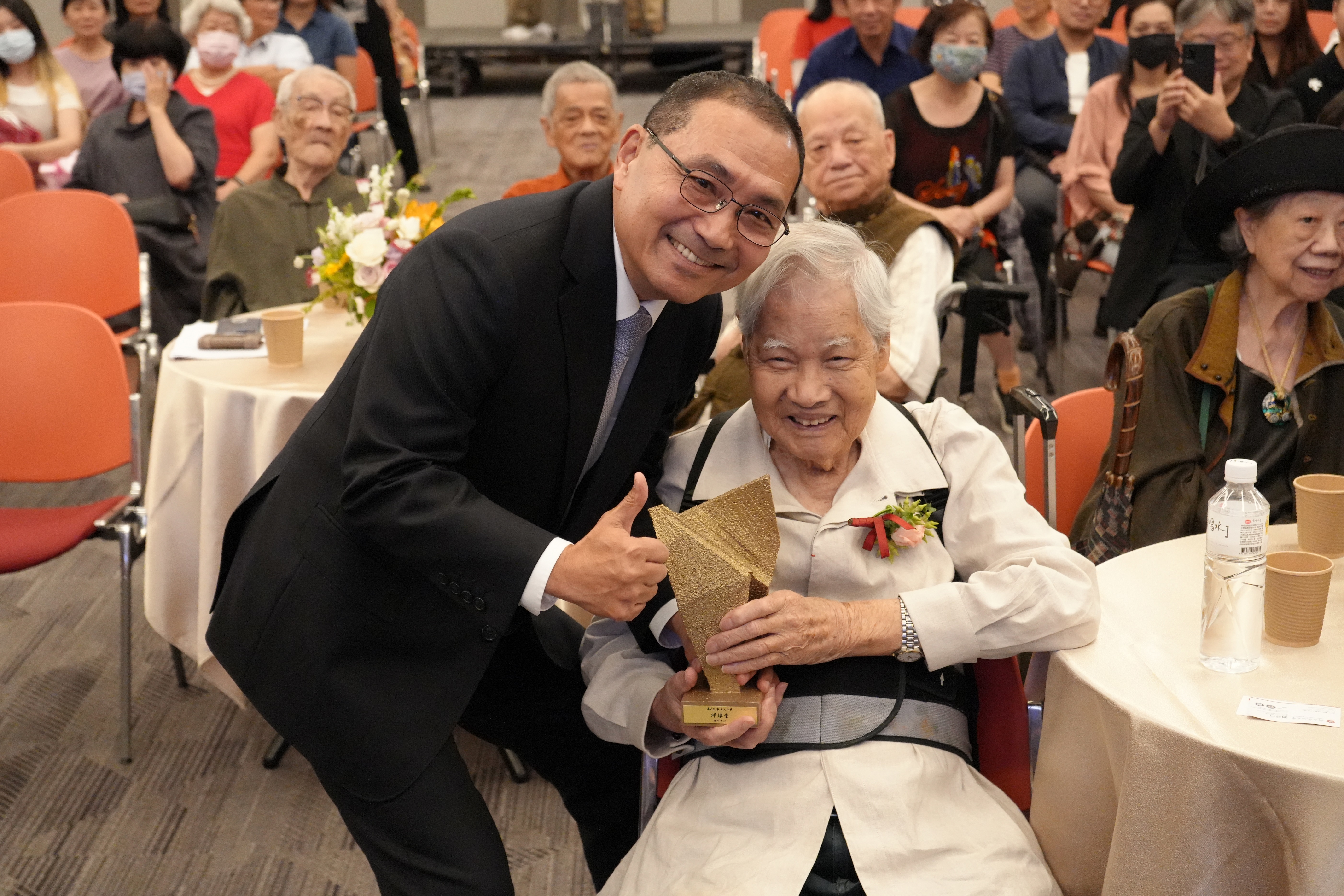 高齡92歲的邱煥堂(右)是臺灣陶藝領域的開拓者，由市長侯友宜(左)頒發第7屆新北文化獎。