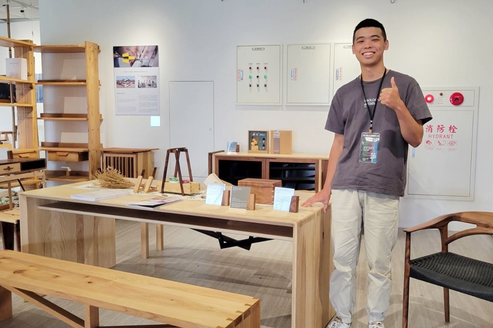 應屆畢業生劉鑫然的木桌作品「谷間」，桌面運用傳統燕尾榫工法穩固結構，側邊以斜角設計修飾造型，視覺上更加輕薄、俐落。
