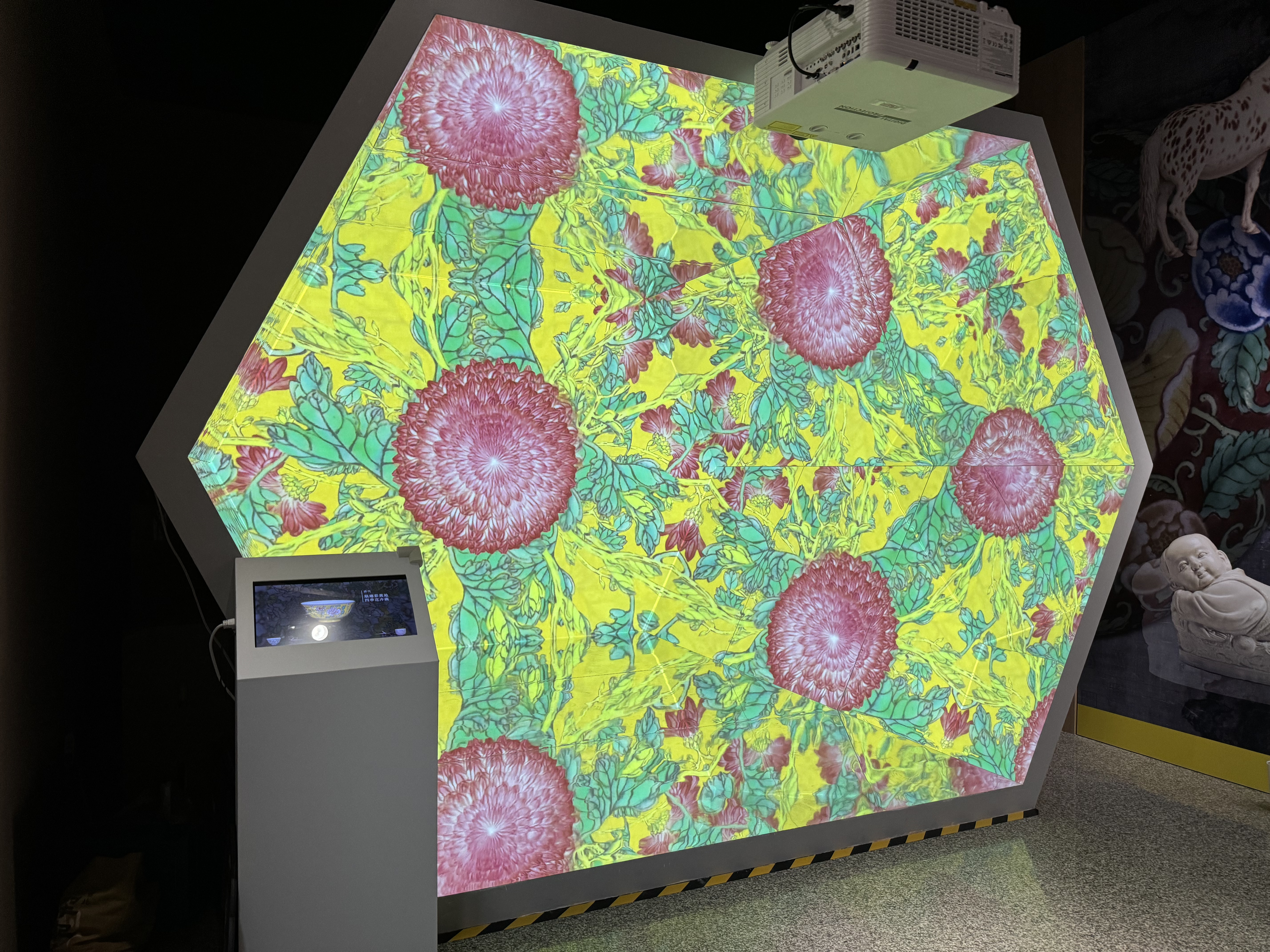 「萬花幻象」萬花筒投影裝置照片(故宮提供)