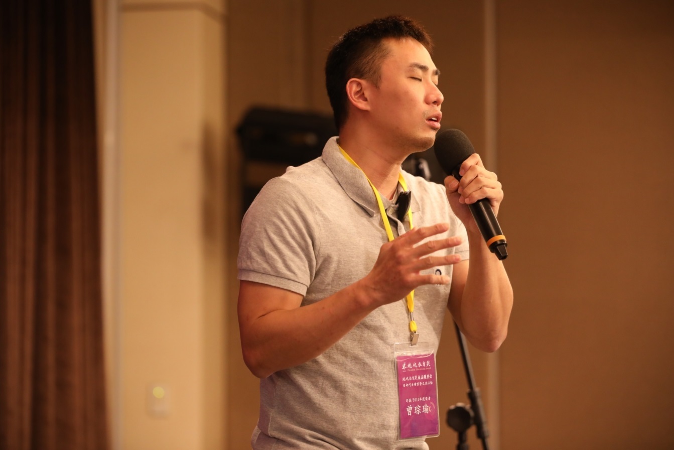 2015年獲獎者曾琮瑜表演唱歌