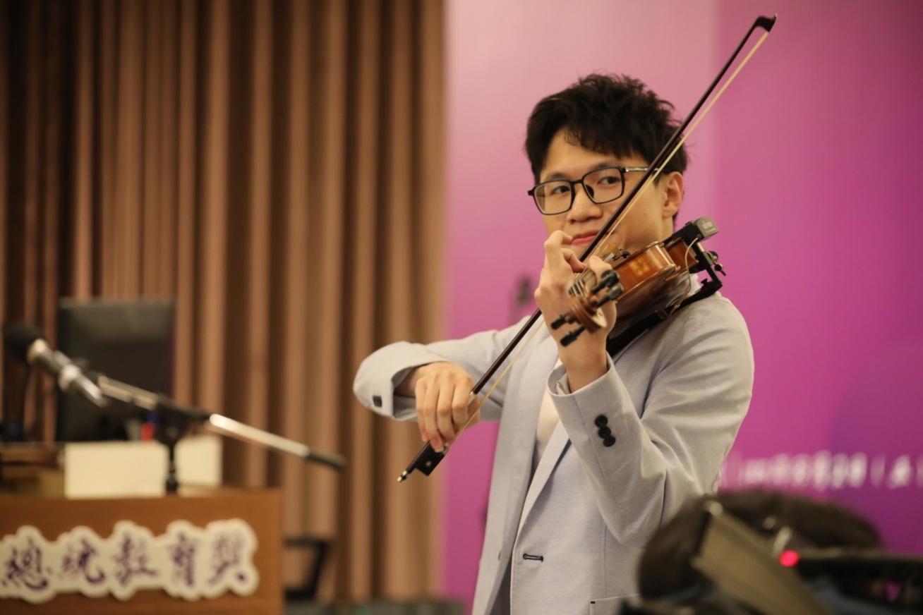 2019年獲獎者陳冠文表演小提琴