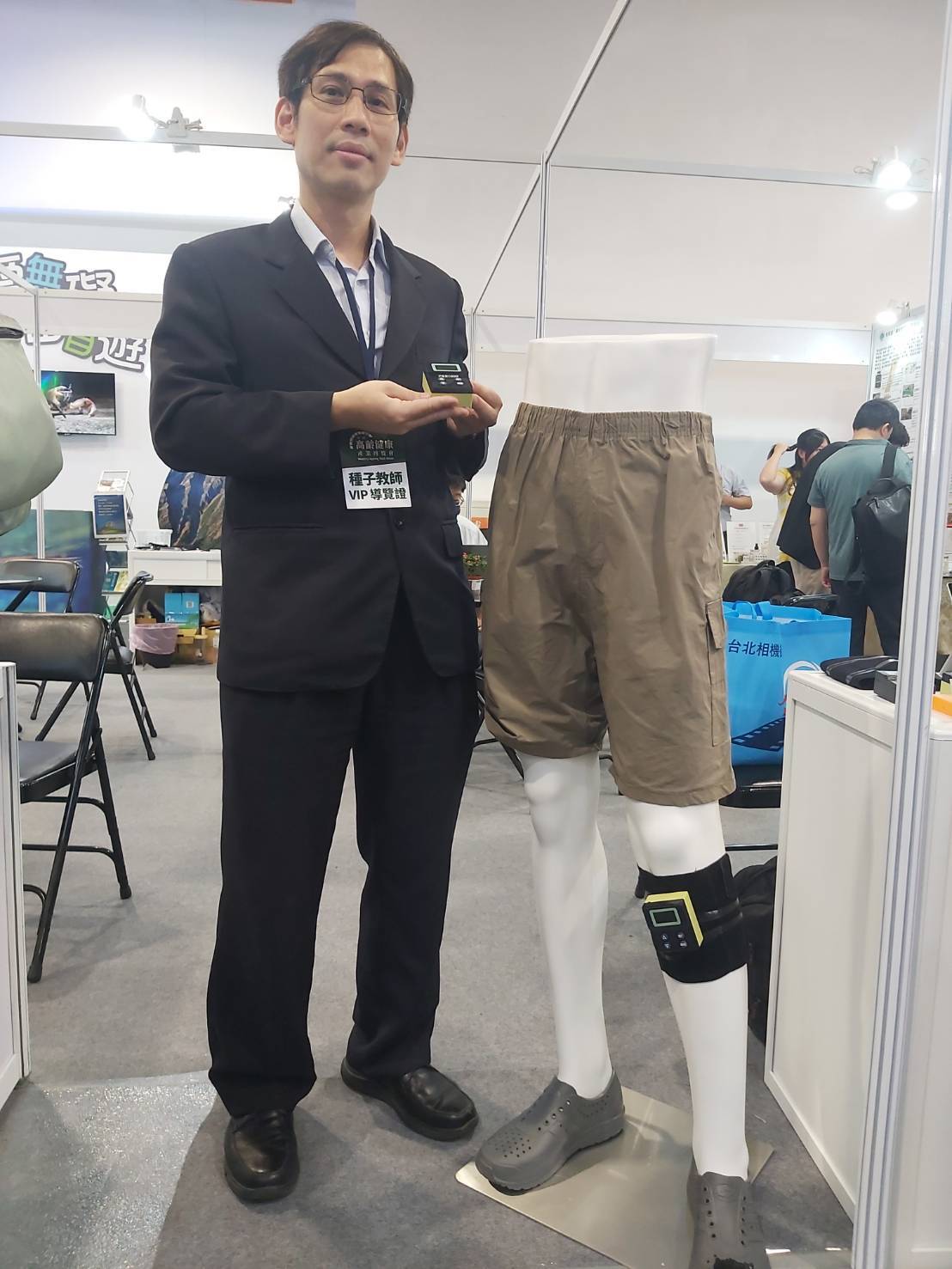 臺北醫學大學生物醫學工程系主任彭志維開發高齡智慧步行輔具，透過裝置與電流刺激，可以改善病患步態不穩的情況。
