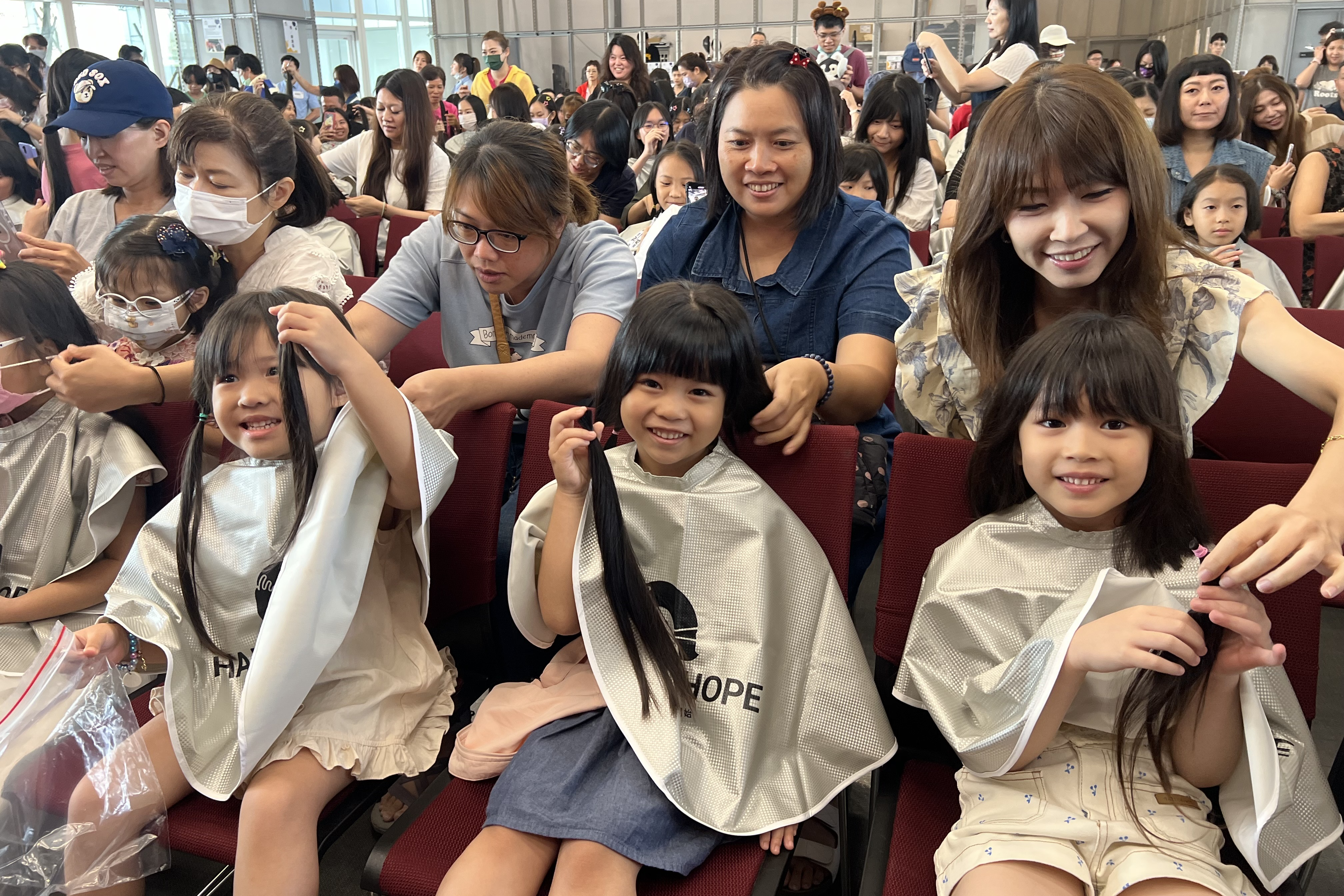 參與捐髮活動的民眾