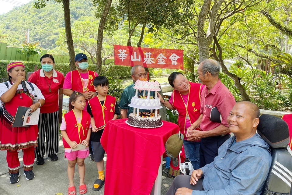 華山基金會臺東太麻里愛心天使站舉辦感恩茶會，陪伴弱勢長輩歡度父親節，小小義工們推出三層蛋糕，送上手工製作卡片，祝膝下無子的溫阿公「父親節快樂」。