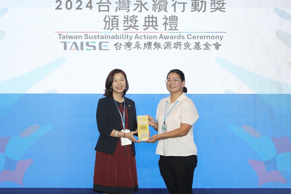 臺東馬偕醫院急診科醫師吳佩珊(右)獲頒臺灣永續能源研究基金會(TCSA)「臺灣傑出永續青年獎」。