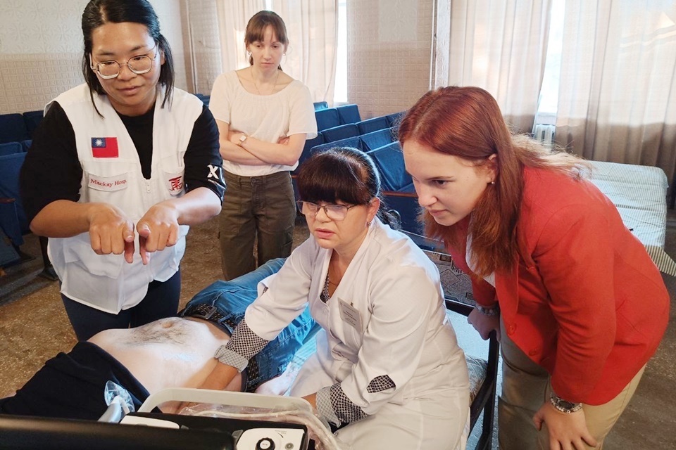吳佩珊醫師(左)對烏克蘭當地醫療人員進行超音波教學。