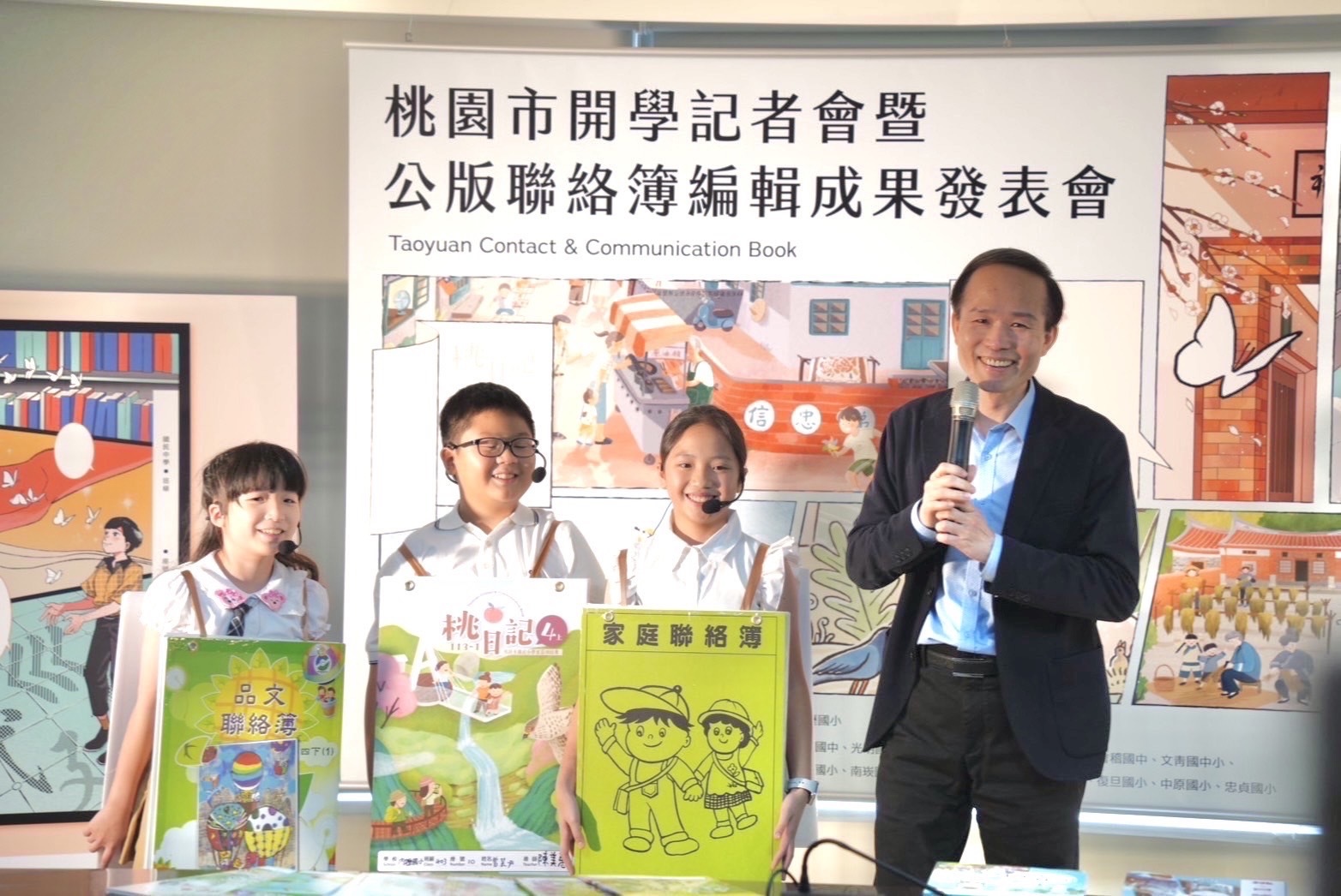 桃園市教育局劉仲成局長(右)與同學們合影 (桃市教育局提供)